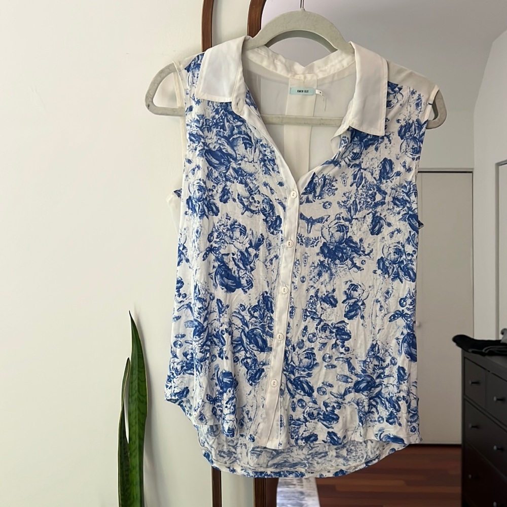 Sleeveless collared blouse